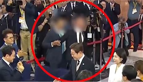 [서울=뉴시스] 4일 이재명 대통령 취임식에서 경찰과 대통령경호처 소속 경호원이 몸싸움을 하는 모습이 포착됐다. (사진=MBC뉴스 캡처) 2025.06.05. photo@newsis.com *재판매 및 DB 금지