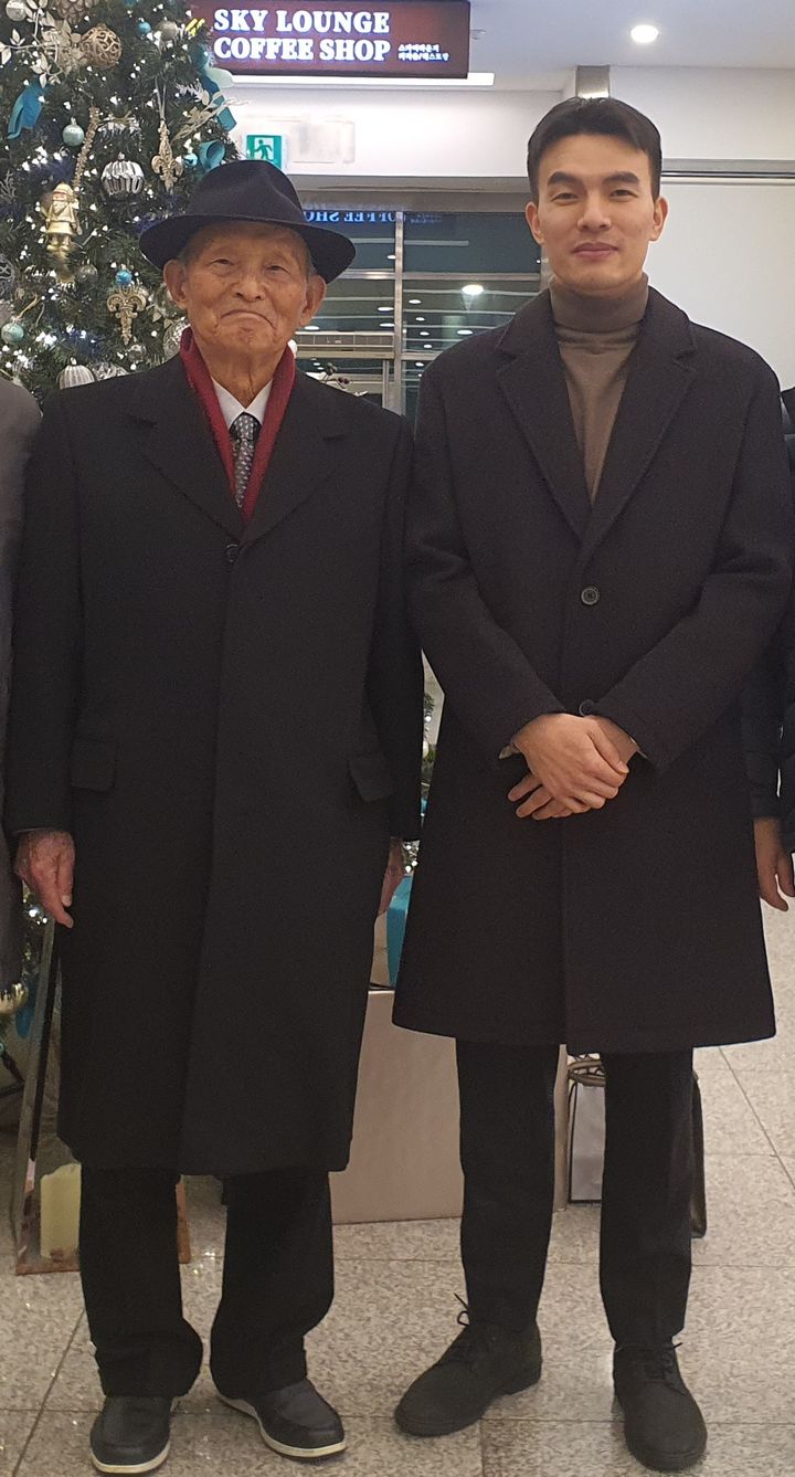 [서울=뉴시스] 6일 잠실야구장에서 프로야구 시구·시타에 나서는 공군 김두만 장군(예비역 대장)과 강병준 소령. (사진=공군 젝공) 2025.06.05. photo@newsis.com *재판매 및 DB 금지