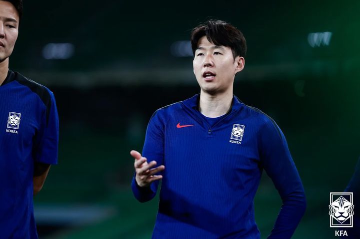 [서울=뉴시스] 훈련 중인 한국 남자 축구 대표팀과 대화하는 손흥민. (사진=대한축구협회 제공) *재판매 및 DB 금지