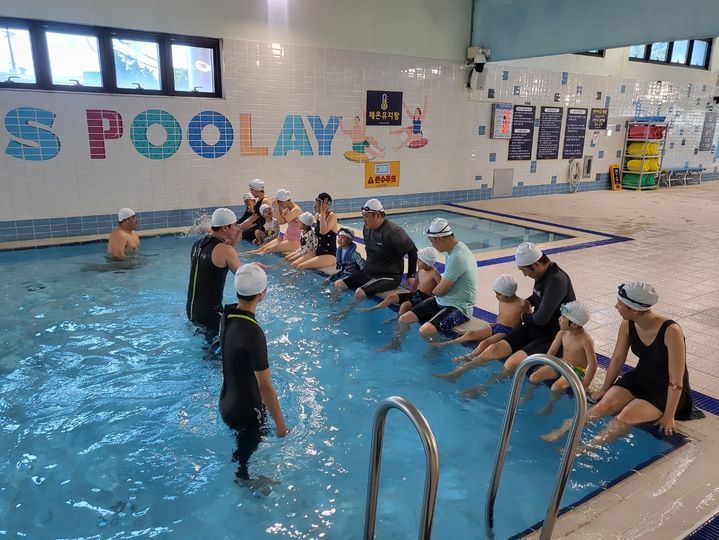 [창녕=뉴시스] 창녕군립수영장에서 6세 유아 10명을 대상으로 생존 수영 체험 교실을 운영하고 있다. (사진= 창녕군시설관리공단 제공) 2025.06.05. photo@newsis.com *재판매 및 DB 금지