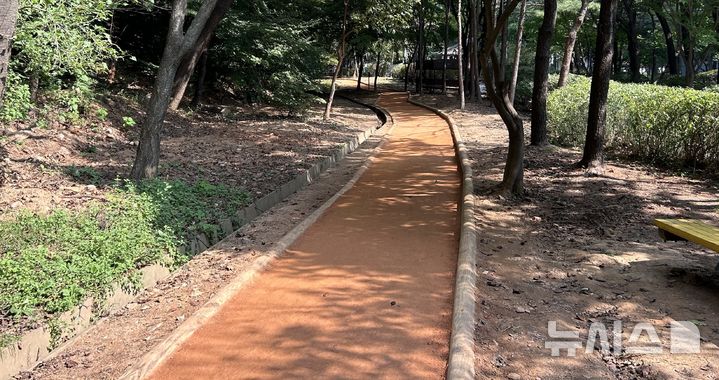 [광명=뉴시스] 광명시 맨발 산책길 (사진=광명시 제공) 2025.06.05.photo@newsis.com 