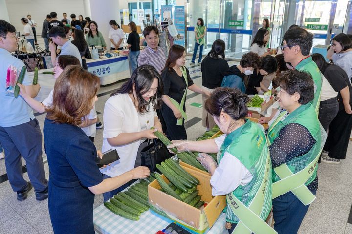 [광주=뉴시스] 광주 서구는 5일 제30회 세계환경의 날을 맞아 ‘채식 한끼 나도 몰래 감(減)탄하게 될거야’를 주제로 탄소중립 홍보 행사를 진행했다. (사진 = 광주 서구 제공) 2025.06.05. photo@newsis.com *재판매 및 DB 금지