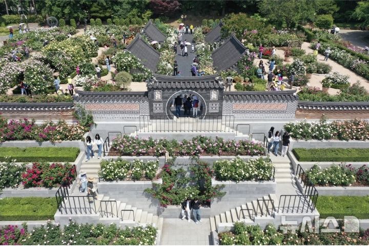 [전주=뉴시스]윤난슬 기자 = 한국도로공사 전주수목원 장미정원(‘장미의 뜨락’) 전경. (사진=한국도로공사 전북본부 제공) photo@newsis.com 