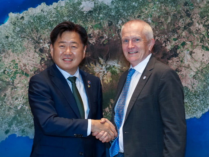 [제주=뉴시스] 오영훈(왼쪽) 제주지사가 지난 4일 신라호텔에서 스튜어트 매기니스 국제자연보전연맹(IUCN) 사무차장과 면담한 뒤 기념 촬영을 하고 있다. (사진=제주도 제공) 2025.06.05. photo@newsis.com *재판매 및 DB 금지