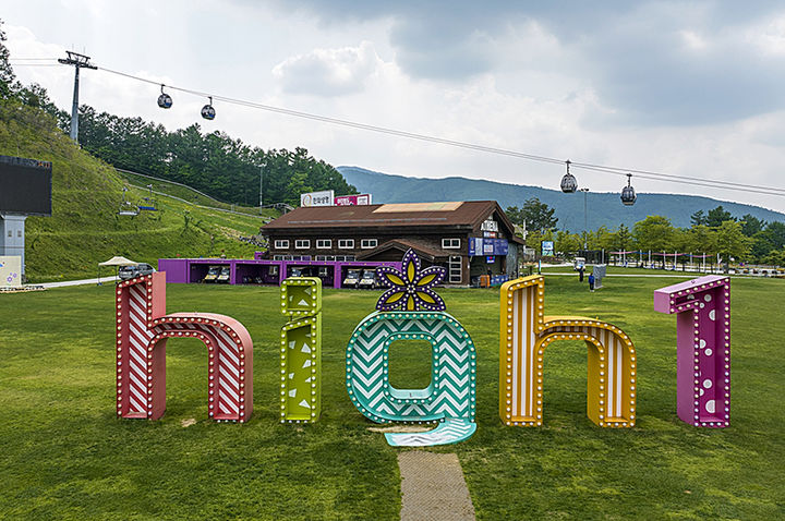 하이원리조트 마운틴 광장 및 운탄고도 케이블카.(사진=강원랜드 제공) *재판매 및 DB 금지