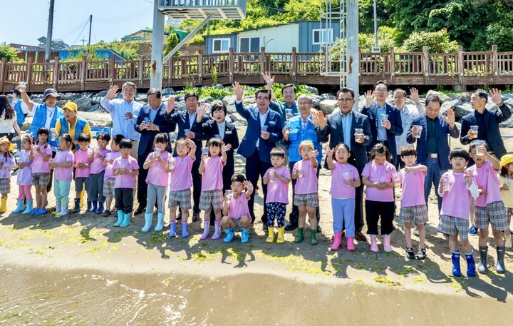 [보령=뉴시스] 김동일 보령시장 등 '바다를 부탁해' 치어방류 환경캠페인 참가자들 기념촬영. (사진=보령시 제공) 2025.06.05. photo@newsis.com *재판매 및 DB 금지