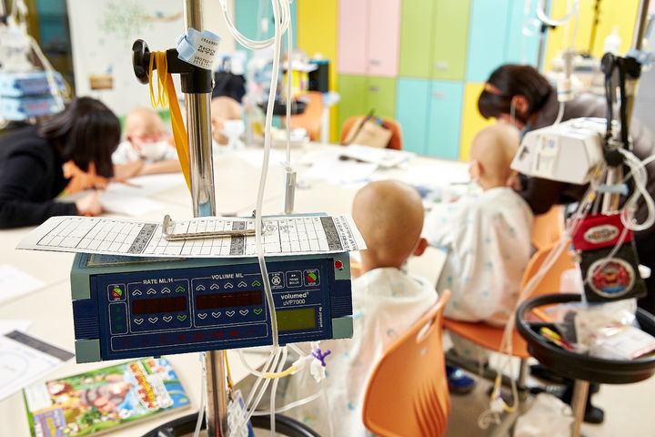 [서울=뉴시스] 서울성모병원 어린이학교에서 천재교육 학습봉사단이 수업을 하고 있는 모습. (사진=천재교육 제공) 2025.06.09. photo@newsis.com *재판매 및 DB 금지