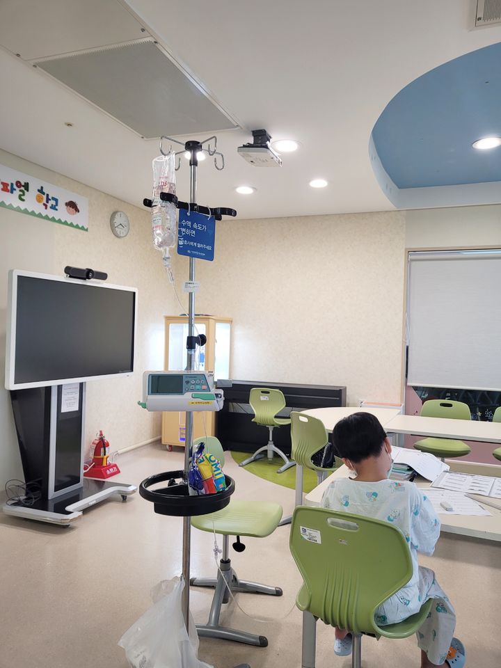 [서울=뉴시스] 서울성모병원 어린이학교에서 천재교육 학습봉사단의 수업을 듣는 모습. (사진= 천재교육 제공) 2025.06.09. photo@newsis.com *재판매 및 DB 금지