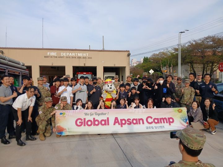 [대구=뉴시스] 대구시 남구는 미군 부대 현장에서 미군, 카투사들과 함께 영어와 미국 문화를 배우는 '글로벌 앞산캠프' 수업을 진행한다. (사진=대구시 남구 제공) 2025.06.05. photo@newsis.com *재판매 및 DB 금지