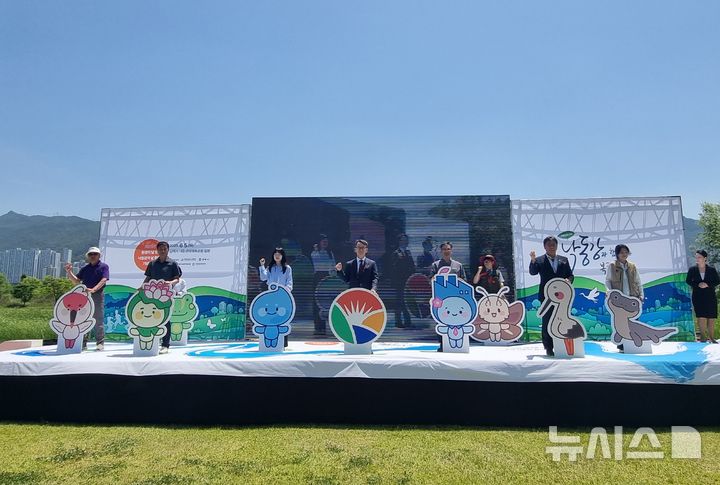 [김해=뉴시스] 5일 오전 경남 김해시 대동생태체육공원 야외무대에서 환경의 날과 낙동강의 날 통합 기념식이 열리고 있다.(사진=경남도 제공) 2025.06.05. photo@newsis.com