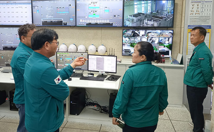 정선군이 여름철 재해에 대비해 진행 중인 ‘2025년 집중안전점검’의 2차 현장 점검 모습.(사진=정선군 제공) *재판매 및 DB 금지