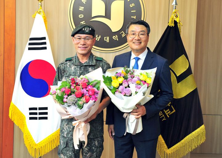 [광주=뉴시스] 제2작전사령관으로 재임하던 2019년 6월 호남대학교를 방문한 황인권 대장이 박상철 총장과 기념사진을 촬영하는 모습. (사진=호남대 제공) 2025.06.05. photo@newsis.com&nbsp; *재판매 및 DB 금지