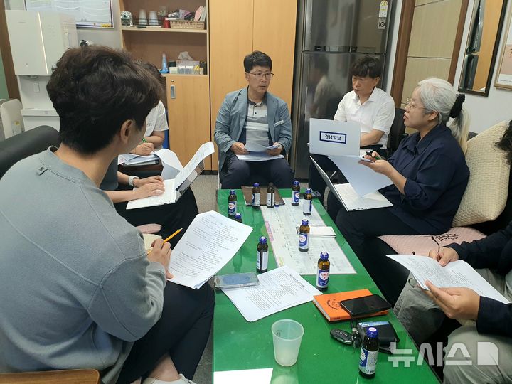 [창원=뉴시스] 강경국 기자 = 정영배 경남 창원시 체육진흥과장이 5일 시청 프레스센터에서 프로야구 NC다이노스 측의 요구 사항과 관련해 기자간담회를 갖고 있다. 2025.06.05. kgkang@newsis.com