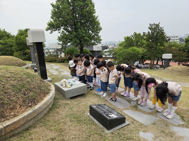 [대구=뉴시스] 국가보훈부 국립신암선열공원 관리소는 유치원 아동 대상으로 국립묘지 체험행사를 진행했다. (사진=국립신암선열공원 제공) 2025.06.05. photo@newsis.com *재판매 및 DB 금지