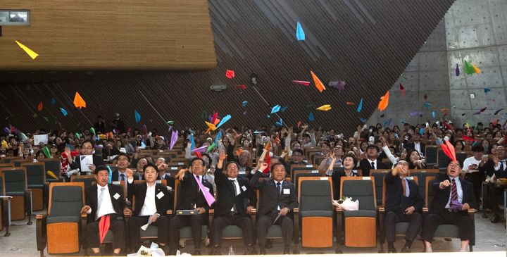 [대전=뉴시스] '배재학당 창립 제140주년 기념예배'에서 '배재 200년을 향한 종이비행기' 날리기 모습. (사진=배재대 제공) 2025.06.05. photo@newsis.com&nbsp; *재판매 및 DB 금지