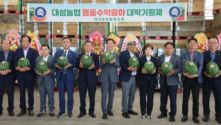 [고창=뉴시스] 5일 고창 대성농협 수박출하장에서 열린 '2025 고창수박 출하식' 심덕섭 군수(왼쪽 여섯번째)와 조민규 군의장(왼쪽 네번째), 박윤규 대성농협 조합장(왼쪽 다섯번째) 등이 고창수박을 들고 기념사진을 찍고 있다. *재판매 및 DB 금지