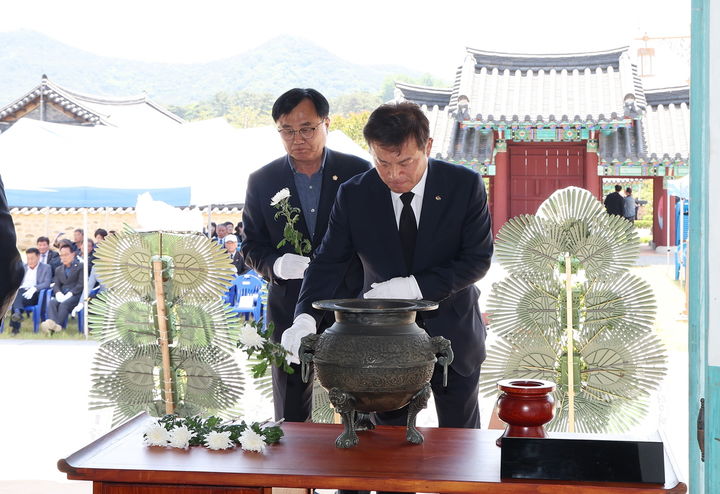 [정읍=뉴시스] 5일 정읍시 영원면 백정기의사기념관에서 열린 '구파 백정기 의사 91주기 추모식' 이학수 정읍시장(앞)과 박일 정읍시의장(뒤)이 백 의사 영정에 헌화하고 있다. *재판매 및 DB 금지