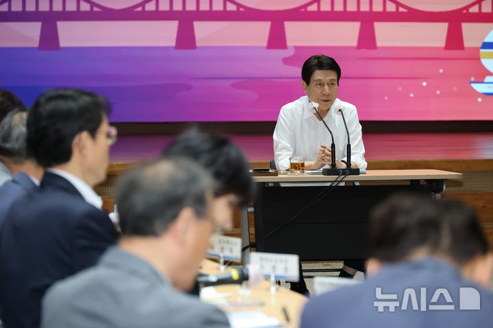 [포항=뉴시스] 송종욱 기자 = 이강덕 경북 포항시장은 5일 시청 대회의실에서 확대 간부 회의를 열고 지역 현안 사업이 새 정부의 국정 과제로 추진될 수 있도록 전략적인 대응을 주문했다. 사진은 5일 열린 포항시 확대 간부 회의에서 이 시장이 지역 현안을 챙길 것을 당부하는 모습. (사진=포항시 제공) 2025.06.05. photo@newsis.com