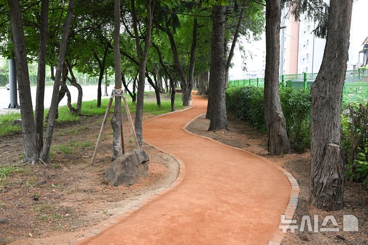 [의정부=뉴시스] 맨발 황톳길. (사진=의정부시 제공) 2025.06.06 photo@newsis.com