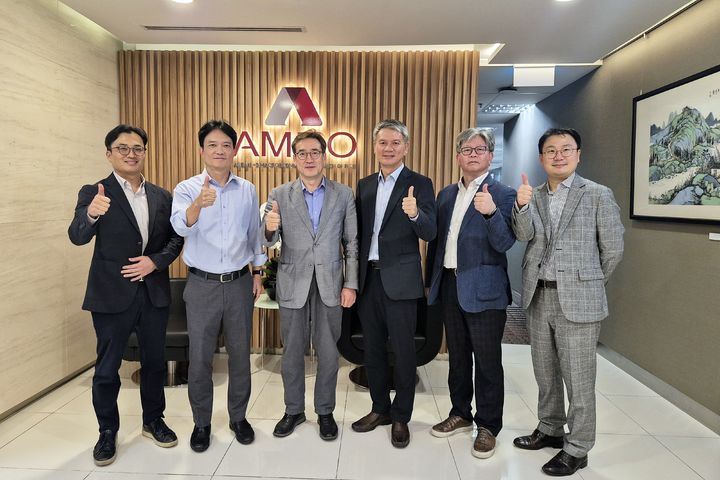 [부산=뉴시스] 부산경제진흥원이 싱가포르 소재 국제기관 AMRO를 방문해 기념 사진을 촬영하고 있다. (사진=부산경제진흥원 제공) 2025.06.05. photo@newsis.com *재판매 및 DB 금지