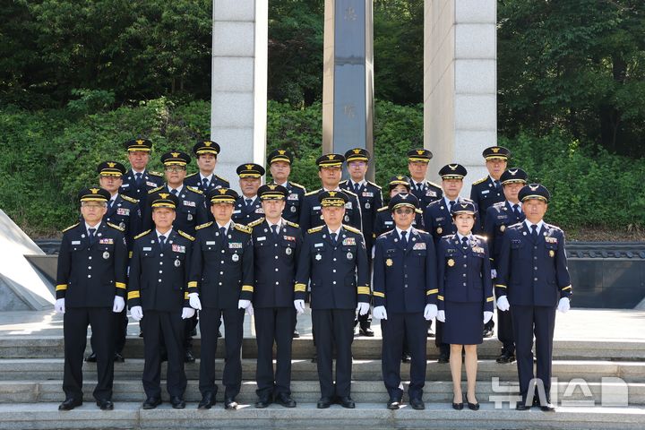 [시흥=뉴시스] 이정용 서장 등 시흥소방서 간부들이 5일 관내 논곡동 현충탑을 찾아 참배하고 헌화.분향했다. (사진=시흥소방서 제공).