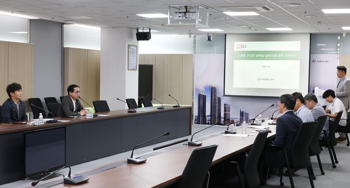 [대전=뉴시스] 대전 동구가 4일 구청 중회의실에서 '소제동 관사촌 골목길 정비사업'의 설계방향 논의를 위한 외부 전문가 자문회의를 열고 있다. (사진=동구 제공) 2025.06.05. photo@newsis.com *재판매 및 DB 금지