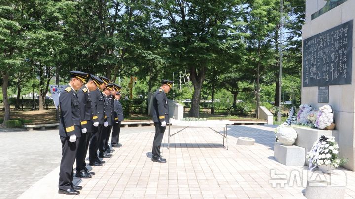 [과천=뉴시스] 최준 서장 등 과천소방서 간부들이 6일 관내 중앙공원의 현충탑을 찾아 참배하고 있다. (사진=과천소방서 제공).