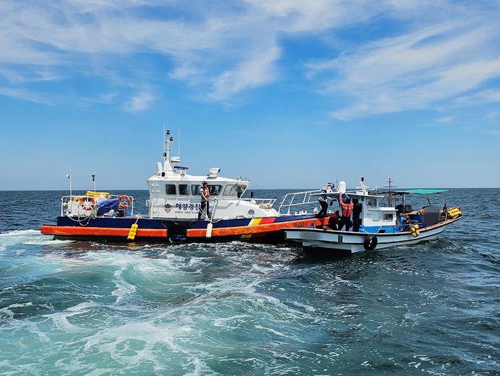 [통영=뉴시스] 신정철 기자= 통영해양경찰서는 5일 낮 12시 55분께 거제시 일운면 서이말등대 인근 해상에서 거제선적 2.62t급 연안통발어선 A호(승선원 2명)가 침수되고 있다는 신고를 접수받고 긴급대응에 나섰다. 사진은 통영해경 구조대원들이 배수펌프를 이용하여 배수작업을 실시하고 있다.(사진=통영해경 제공).2025.06.05. .photo@newsis.com *재판매 및 DB 금지