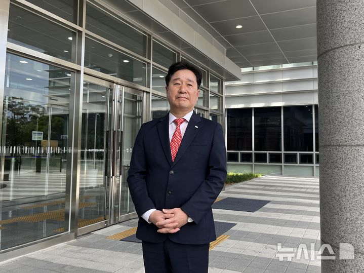 [부산=뉴시스] 이아름 기자 = 김형찬 부산 강서구청장이 5일 오후 부산 강서구 부산지법 서부지원 앞에서 선거법 위반 혐의 1심 재판 관련 입장을 밝히고 있다. 2025.06.05. aha@newsis.com