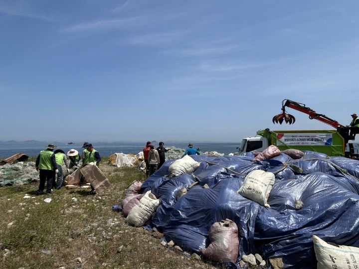 [홍성=뉴시스] 충남·경기도가 서해안 해양쓰레기 공동 수거 활동을 벌이고 있다. *재판매 및 DB 금지