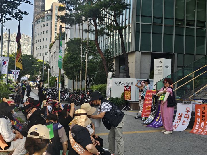 [서울=뉴시스] 조성하 기자 = 미아리성노동자이주대책위원회가 5일 오전 서울 성북구청 앞 인도에서 이주 대책 마련 촉구 집회에 나서고 있다. 2025.06.05. create@newsis.com *재판매 및 DB 금지