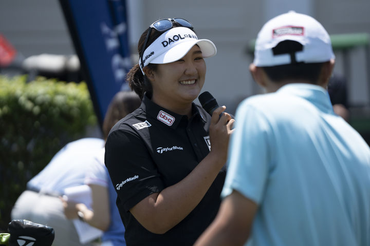 [서울=뉴시스]지난달 미국여자프로골프(LPGA) 투어에서 올해 첫 우승을 거둔 유해란(다올금융그룹)이 유소년 자선 행사에 참석해 인사말을 전하고 있다. (사진= 세마스포츠마케팅 제공) 2025.06.05 photo@newsis.com *재판매 및 DB 금지