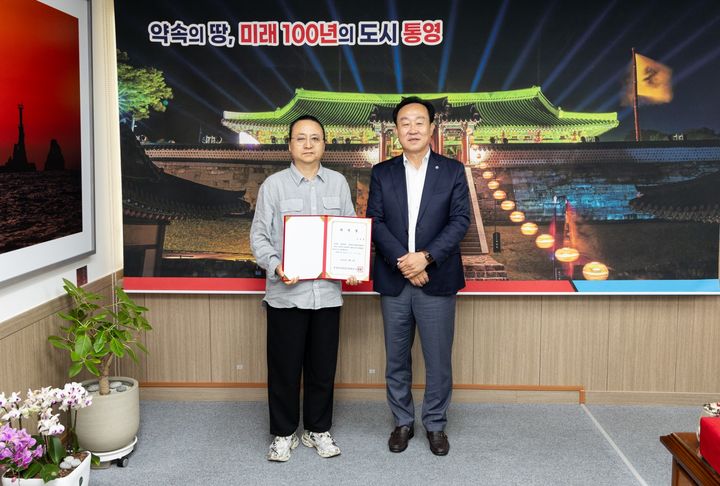 [통영=뉴시스] 신정철 기자= 재단법인 통영한산대첩문화재단(이사장 천영기 통영시장)은 '2025 국가유산 미디어아트' 통영 삼도수군통제영 사업을 기획, 연출할 총감독에 전 백제세계유산축전 총 감독인 김종철 총감독(사진,왼쪽)을 위촉했다고 5일 밝혔다.사진은 위촉식 기념사진 모습.(사진=통영한산대첩문화재단 제공).2025.06.05. photo@newsis.com *재판매 및 DB 금지