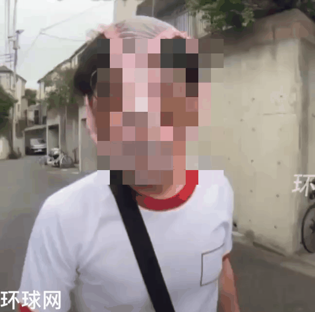 [서울=뉴시스] 일본 지바현 이치카와시의 한 주택가에서 50대 남성이 여성용 속옷을 머리에 쓰고 생방송을 진행하다 경찰에 체포됐다.(사진=도우인) *재판매 및 DB 금지 *재판매 및 DB 금지