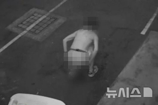 [뉴시스] 호주 퍼스 북서부에 위치한 한 건강 클리닉 앞에서 한 여성이 무려 네 차례나 대변을 보고 달아나는 모습이 포착돼 큰 충격을 주고 있다. 해당 사진은 3월 20일 CCTV에 포착된 해당 여성의 모습이다. (사진=데일리메일) 