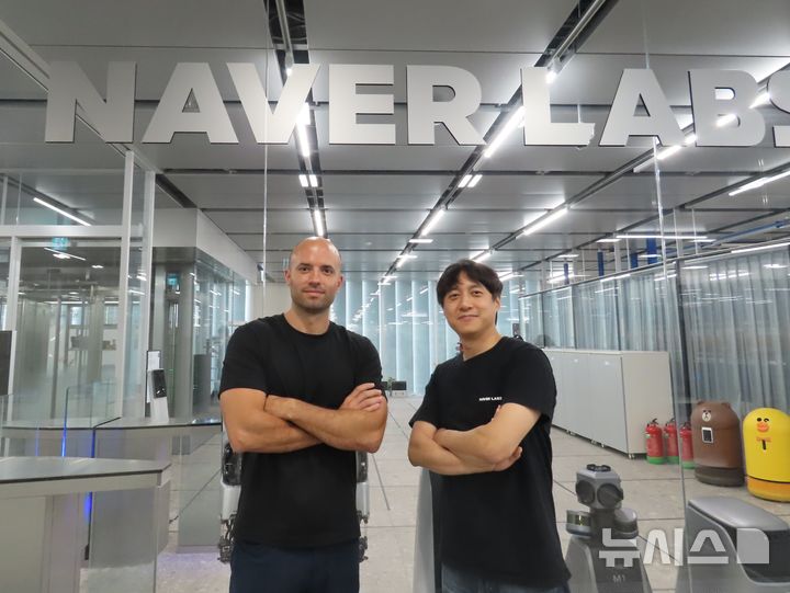 [서울=뉴시스] 이동환 네이버랩스 비전 그룹 리더(왼쪽), 마르코 비엘로닉 리버(RIVR, 구 '스위스마일') 창업자 겸 최고경영자(CEO) (사진=네이버 제공)