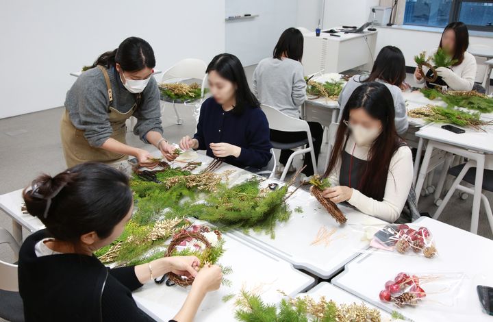 [서울=뉴시스] 롯데홈쇼핑, 임산부 위한 크리스마스 리스 꾸미기 원데이클래스(사진=롯데홈쇼핑 제공) *재판매 및 DB 금지