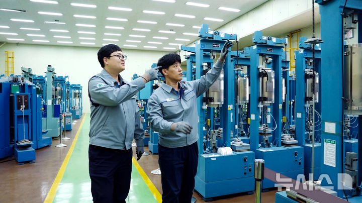 [서울=뉴시스 크리프(Creep) 설비에서 소재 물성시험을 확인하는 모습. (사진=두산에너빌리티 제공) 2025.6.9. photo@newsis.com