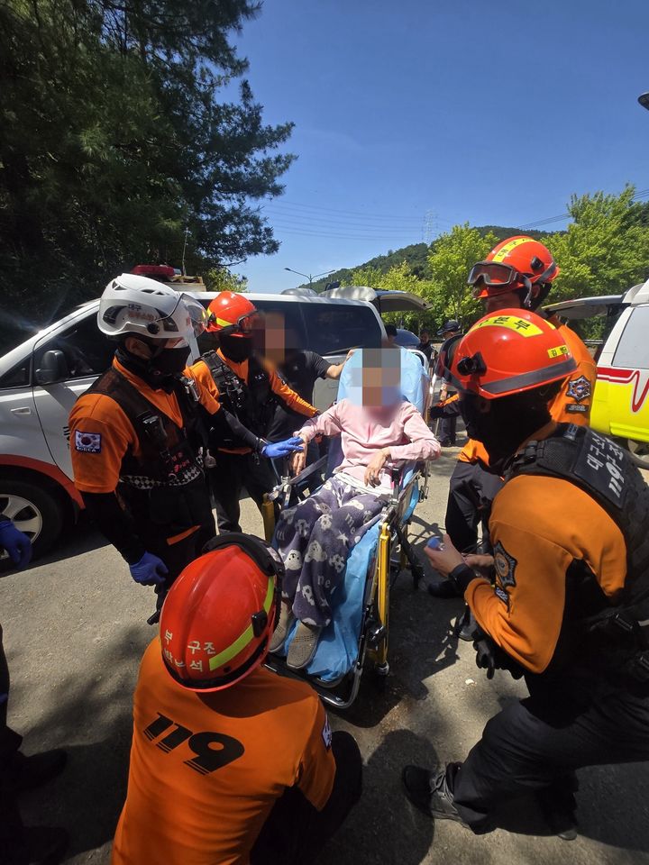 [대구=뉴시스] 5일 오전 10시께 대구 동구 지묘동 공산댐 인근 야산에서 실종된 치매 환자 A(80대·여)씨가 무사히 구조됐다. (사진=대구동부소방서 제공) 2025.06.05. photo@newsis.com *재판매 및 DB 금지