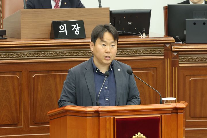 [창원=뉴시스] 강경국 기자 = 박승엽 경남 창원시의원이 5일 열린 제144회 정례회 제1차 본회의에서 NC다이노스 야구 문화 활성화를 위한 교통 및 시설 인프라 확충 촉구 건의안을 대표 발의하고 있다. (사진=창원시의회 제공). 2025.06.05. photo@newsis.com *재판매 및 DB 금지