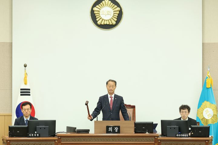 [창원=뉴시스] 강경국 기자 = 경남 창원시의회 제144회 정례회가 5일 개최된 가운데 손태화 의장이 개회를 선언하고 있다. (사진=창원시의회 제공). 2025.06.05. photo@newsis.com *재판매 및 DB 금지