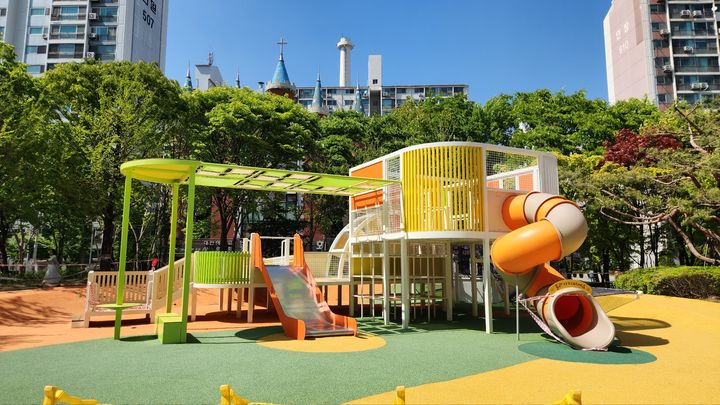 [수원=뉴시스] 구리시 늘푸른공원에 조성된 무장애 통합놀이터 1호 '행복팡팡 모두의 놀이터'. (사진=경기도 제공) 2025.06.05. photo@newsis.com *재판매 및 DB 금지