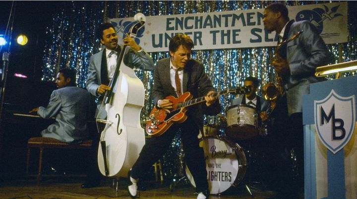 [서울=뉴시스] 마이클 J. 폭스가 영화 백 투 더 퓨처의&nbsp; '바닷속 마법 무도회'에서 마티 맥플라이로 분해 현재는 행방이 묘연한 깁슨 ES-345 기타를 연주하고 있다. (사진=CNN 갈무리) 2025.06.05. *재판매 및 DB 금지