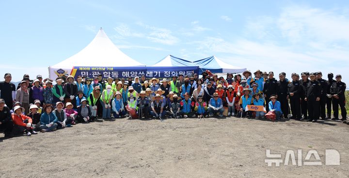 [제주=뉴시스] 제주해양경찰서가 5일 오전 제주시 조천읍 해안가에서 제30회 바다의 날을 맞아 민관 연안·수중 정화활동을 하고 기념사진을 찍고 있다. (사진=제주해양경찰서 제공) 2025.06.05. photo@newsis.com