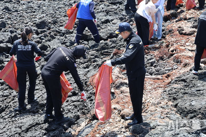 [제주=뉴시스] 제주해양경찰서가 5일 오전 제주시 조천읍 해안가에서 제30회 바다의 날을 맞아 민관 연안·수중 정화활동을 하고 있다. (사진=제주해양경찰서 제공) 2025.06.05. photo@newsis.com