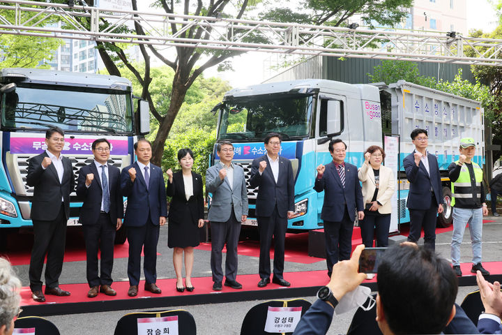 [서울=뉴시스] 현대차가 5일 부산시청 야외주차장에서 '부산광역시 수소청소차 도입 시민공개행사'를 열고, 향후 부산시에 공급할 수소청소차 2종을 공개했다. 사진은 이날 행사에 참석한 현대차 부산지역본부장 홍정호 상무(왼쪽 첫째), 현대차 에너지&수소정책담당 신승규 전무(왼쪽 둘째), 박형준 부산시장(왼쪽 여섯째) 등 주요 관계자들이 기념사진을 촬영하는 모습. (사진=현대차 제공) 2025.06.05 photo@newsis.com *재판매 및 DB 금지