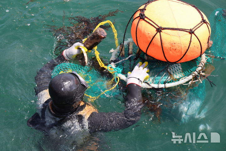 [제주=뉴시스] 제주해양경찰서가 5일 오전 제주시 조천읍 해안가에서 제30회 바다의 날을 맞아 민관 연안·수중 정화활동을 하고 기념사진을 찍고 있다. (사진=제주해양경찰서 제공) 2025.06.05. photo@newsis.com 