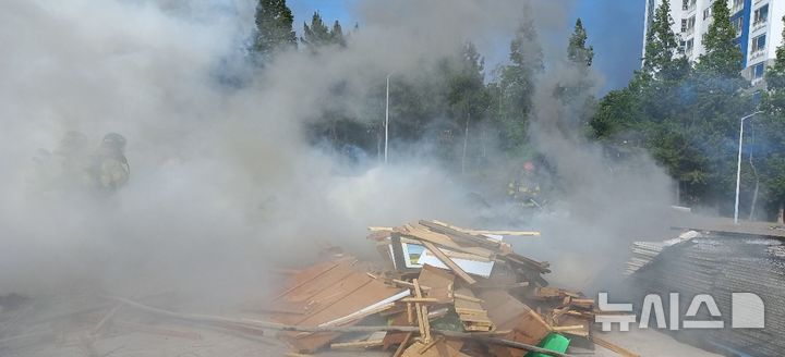 [포항=뉴시스] 안병철 기자 = 5일 오후 3시43분께 경북 포항시 남구 연일읍 유강리 유강정수장내 건축 폐자재에서 화재가 발생했다.(사진=경북소방본부 제공) 2025.06.05. photo@newsis.com 