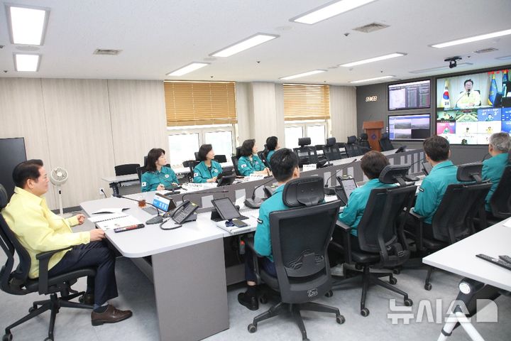 [안양=뉴시스] 최대호 시장(사진 왼쪽)이 영상으로 진행된 대통령 주재 안전치안 점검회의에 참여한 후 관계자들과 긴급 대책 회의를 열고 있다. (사진=안양시 제공). 2025.06.05.photo@newsis.com