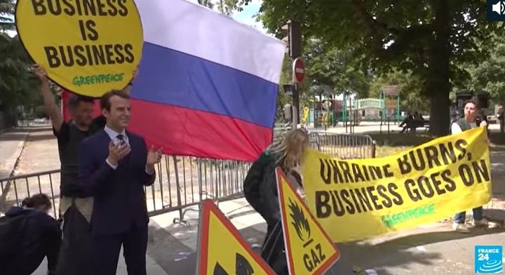 [서울=뉴시스] 환경단체 '그린피스'가 에마뉘엘 마크롱 프랑스 대통령의 밀랍인형을 훔쳐 러시아 대사관 앞에 전시해 화제가 되고 있다. (사진=프랑스24 갈무리) 2025.06.05&nbsp; *재판매 및 DB 금지